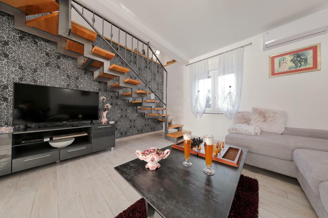 Holiday Home Hrast Debeljak Екстер'єр фото