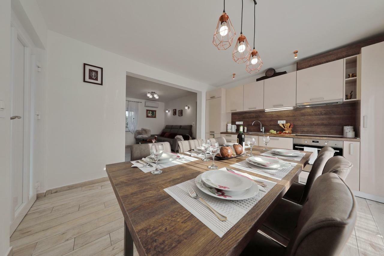 Holiday Home Hrast Debeljak Екстер'єр фото