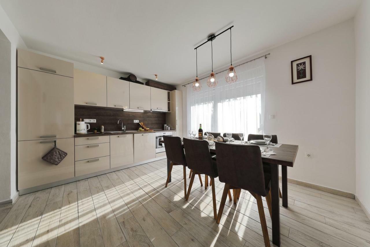Holiday Home Hrast Debeljak Екстер'єр фото