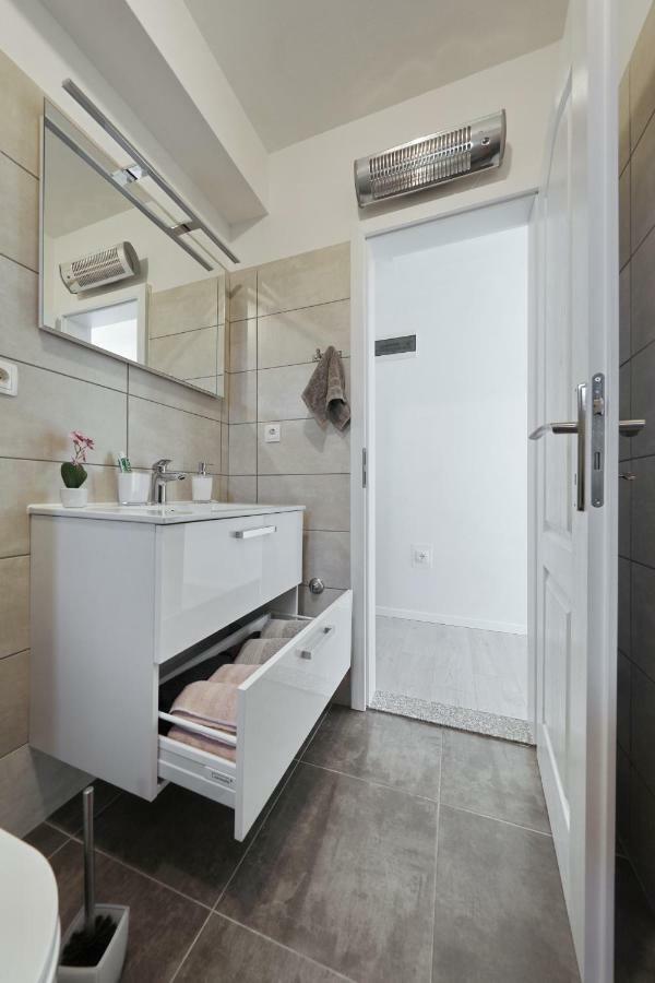 Holiday Home Hrast Debeljak Екстер'єр фото